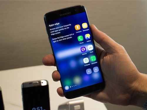 the-galaxy-s7-edge-has-widgets-on-the-curved-displays-edges