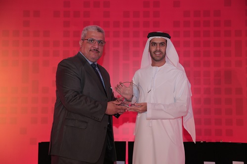 خالد اسماعيل يقدم الجائزة لسعادة الشيخ مروان بن جاسم السركال